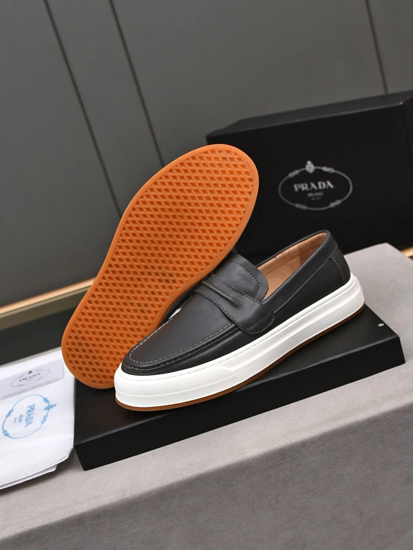 👟👟👟Men's Men's Shoes💰P440 [Top Cowhide]🆕🔥New Updates🔥👟PRADA (Prada) new products are released, imported soft cowhide, fashionable to allow air to penetrate the entire shoe, Niu B's shoes [strong] bring an extremely comfortable and breathable feeling! Beautiful inside and out! Exquisite workmanship, top-grade cowhide material, 😌Size: 38~44, single color choice.